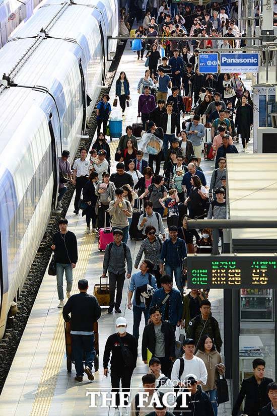 코레일은 28일부터 2018 추석 기차표 예매를 알렸다. SRT는 9월4일부터 예매할 수 있다. /더팩트 DB