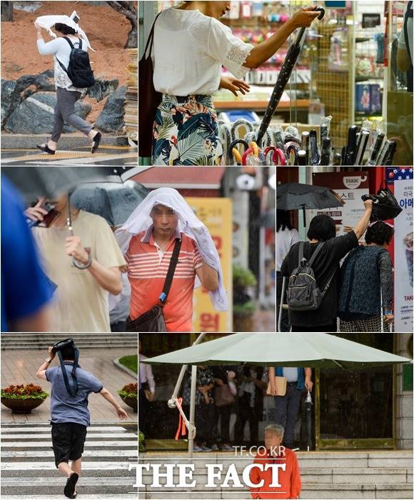 전국적으로 비가 내리는 28일 오후 서울 동대문구 회기동 경희대학교 인근에서 우산을 준비하지 못한 시민들이 다양한 방법으로 비를 피하고 있다. /김세정 기자