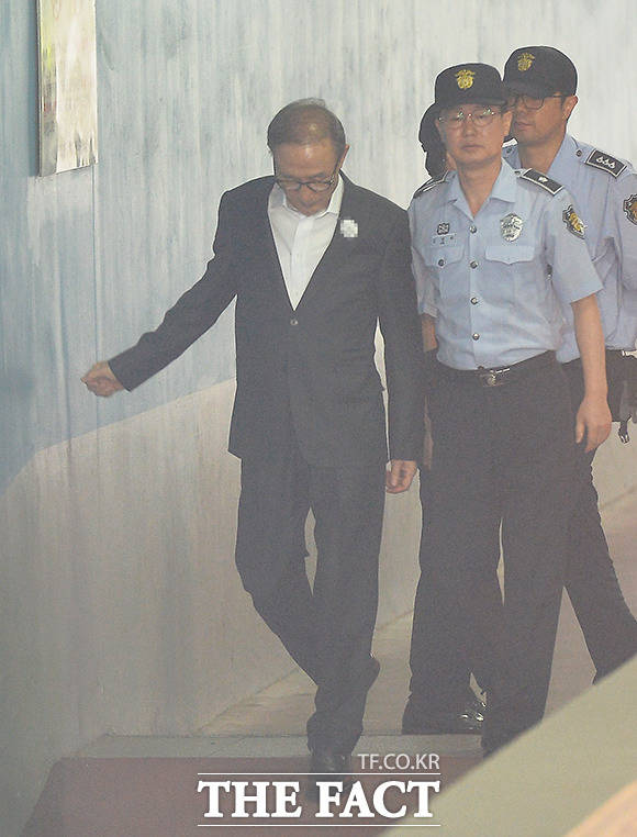 110억 원대 뇌물수수와 350억 원대 다스 횡령 등의 혐의로 구속기소 된 이명박 전 대통령이 28일 오전 서울 서초구 서울중앙지방법원에서 열린 특정범죄가중처벌법상 뇌물 등 23차 공판 출석을 위해 호송차에서 내려 법원에 들어서고 있다. /이동률 기자