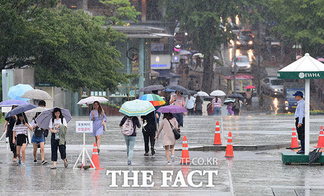 전국에 많은 비가 내리고 있는 28일 오후 서울 서대문구 이화여자대학교에서 학생들과 관광객들이 우산을 쓴 채 발걸음을 재촉하고 있다. /남용희 기자