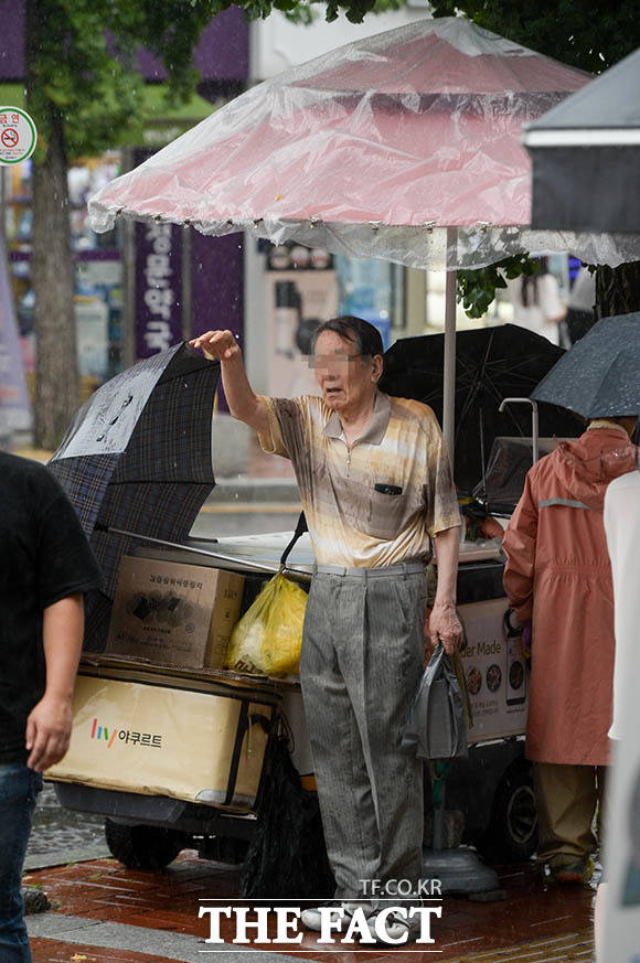 야쿠르트 아주머니의 파라솔을 잠시 빌리기도…