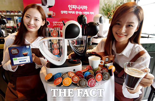 캡슐커피 브랜드 네스카페 돌체구스토가 28일 오전 서울 성동구 성수이로 호스팅하우스에서 새로운 커피 머신 인피니시마를 출시한 가운데 모델이 제품을 선보이고 있다.  /이덕인 기자