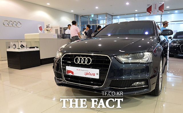 2018년식 아우디 A3 40 TFSI모델의 할인 판매가 시작된 28일 오후 서울 강서구 한 아우디 공식 중고차 판매 매장에서 소비자들이 A3 구매를 문의하기 위해 대기하고 있다. /가양동=이동률 기자