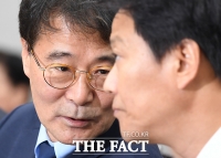 [TF포토] 국회 출석한 장하성-임종석, 경제 질의에 '심각'