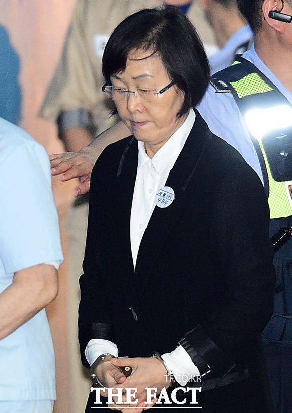 신연희 전 강남구청장이 29일 오후 서울 서초구 서울고등법원에서 열린 공직선거법 위반 등 항소심 4회 공판에 출석하고 있다. /임세준 기자