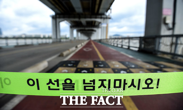 29일 오후 서울 서초구 잠수교는 밤새 내린 폭우로 한강 수위가 보행자 통행 제한 수위에 도달해 진입이 통제되고 있다. /임세준 기자