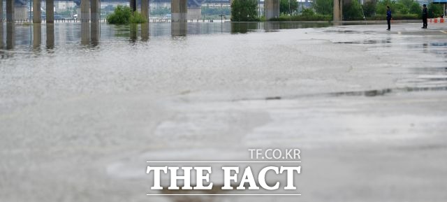 태풍 제비가 북상하고 있는 가운데 한반도에 영향력을 미칠지는 미지수로 전문가들은 예측하고 있다. /이덕인 기자