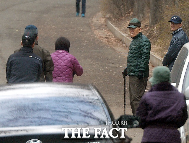 아내 이순자 씨를 기다리는 전 씨 전 씨가 2015년 1월 23일 서울 서대문구 안산도시자연공원에서 산책하는 모습. /이새롬 기자