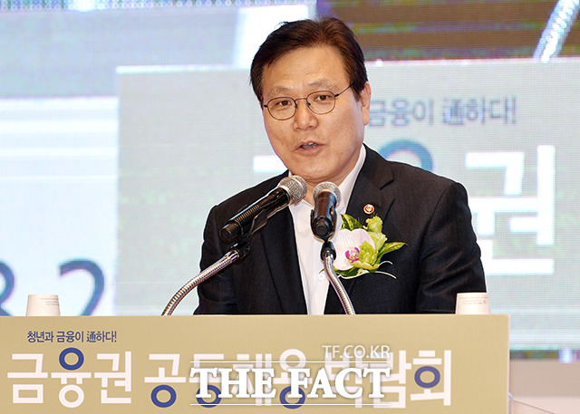 최종구 금융위원장은 이날 금융권 공동채용박람회 개회사를 통해 금융권 일자리 창출을 위한 규제 혁파와 혁신을 강조했다. /이덕인 기자