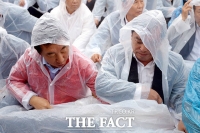 [TF포토] 김성태-김병준, '우리는 한 우비 덮는 사이~'