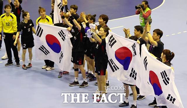 아시안게임 여자 핸드볼 결승전 대한민국과 중국의 경기가 열린 30일(현지시각) 오후 인도네시아 자카르타 포키 찌부부르 스타디움에서 중국을 꺾고 금메달을 딴 대한민국 선수들이 기뻐하며 태극기를 흔들고 있다. /자카르타(인도네시아)=뉴시스