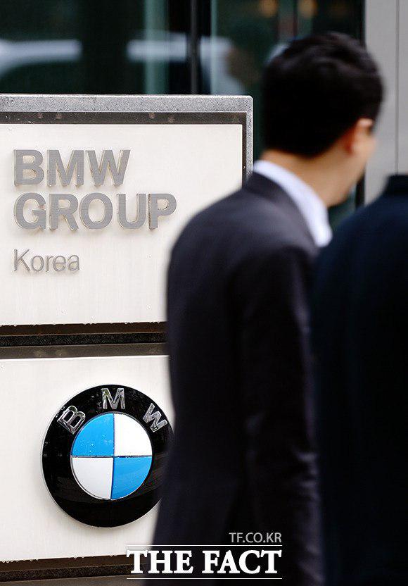 경찰이 지난달 30일 BMW 화재 사태에 따른 결함 은폐 의혹을 수사하기 위해  서울 중구 퇴계로 BMW코리아를 압수수색하고 있다. /이선화 기자