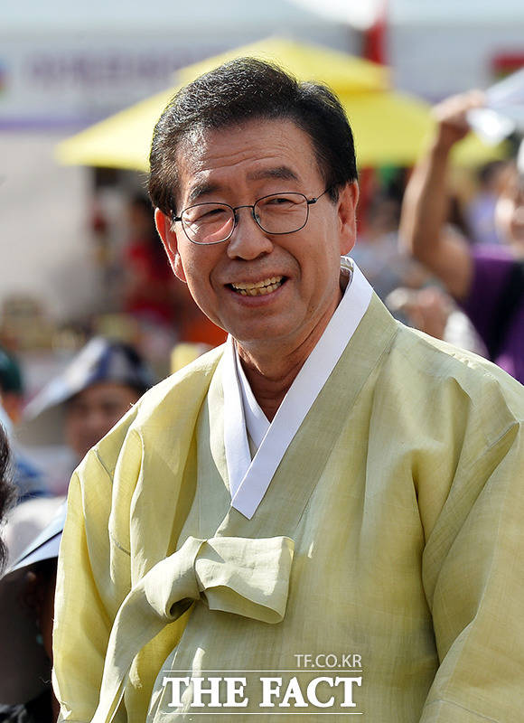 박원순 서울시장이 1일 오후 서울 중구 서울광장에서 열린 서울세계도시문화축제개회식에 참석해 시민들에게 인사를 하고 있다. /이동률 기자