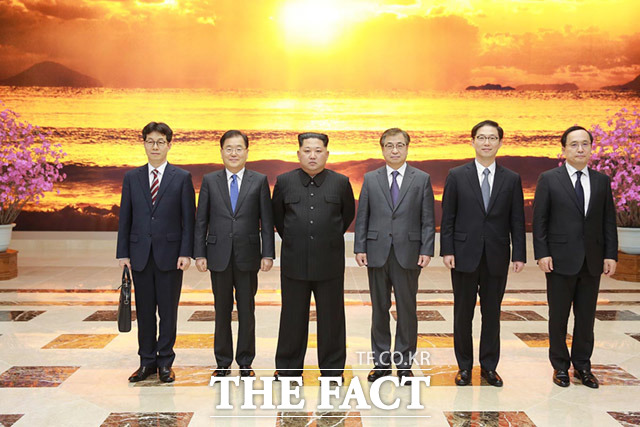 지난 3월 김 위원장과 기념촬영을 하고 있는 1차 대북특사단. /청와대 제공