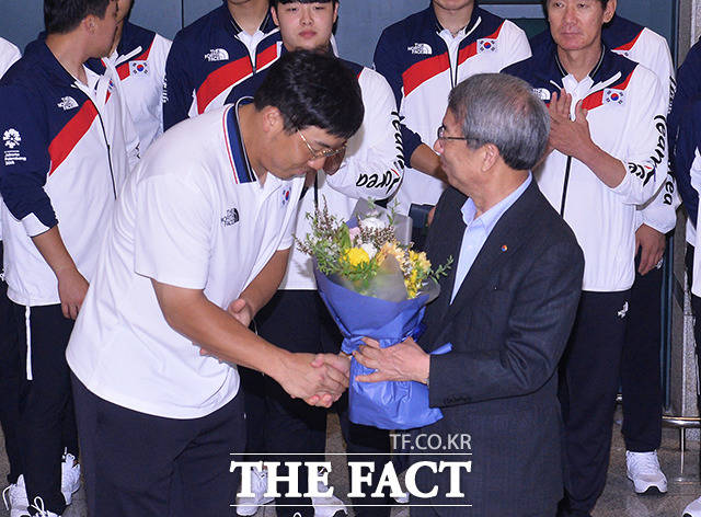 정운찬 KBO(오른쪽)총재에게 꽃다발을 받는 김현수