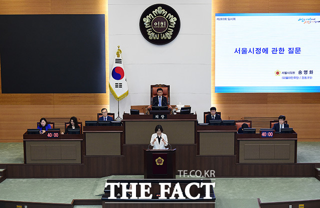 박원순 시장에게 질의하는 송명화 더불어민주당 서울시의원