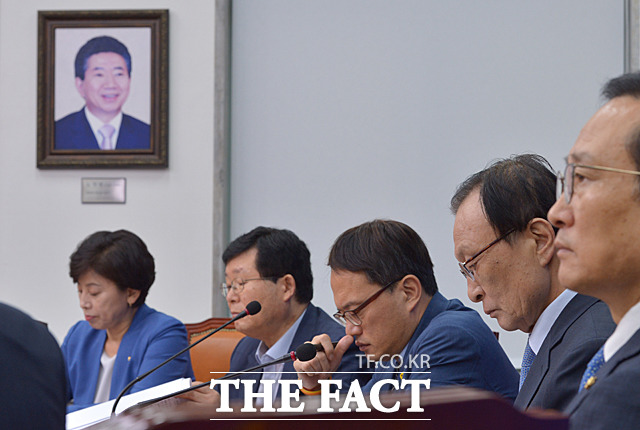 고 노무현 대통령 사진이 걸려 있는 더불어민주당 대표 회의실