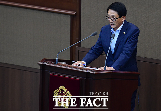 박원순 시장에게 질의하는 이석주 자유한국당 서울시의원