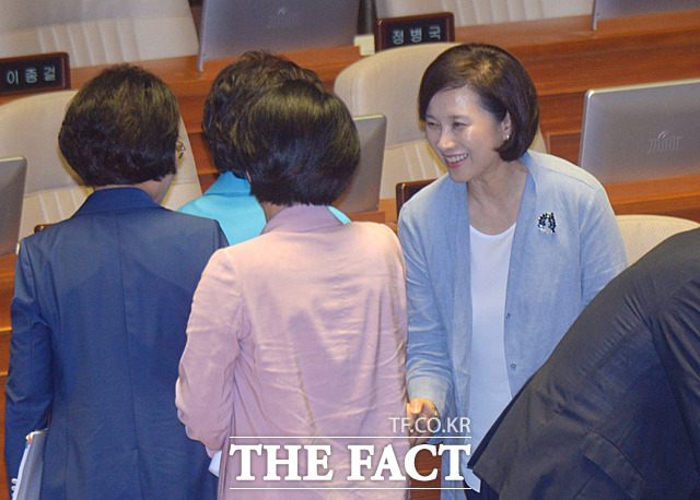 사회부총리 겸 교육부 장관에 지명된 유은혜 더불어민주당 의원(오른쪽) 동료 의원들과 인사하고 있다.