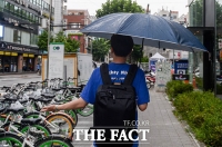 [TF포토] '우산 쓸까 말까?'…오락가락 내리는 가을비