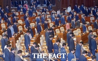 [TF포토] 국회 정기회 개회, '묵념하는 여야 의원들'