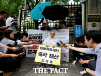 [TF포토] 위안부 피해자 김복동 할머니, '우천 속 1인 시위'