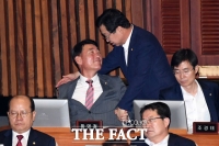 [TF사진관] '의원직 상실 위기'… 황영철 응원하는 이장우 의원