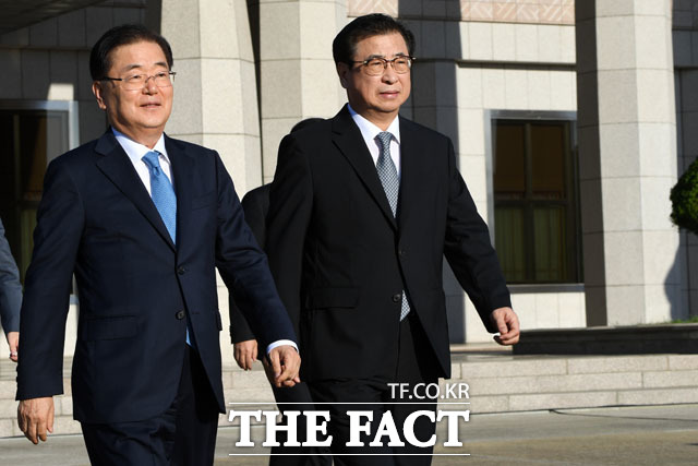 정의용(왼쪽) 국가안보실장과 서훈 국정원장이 5일 오전 경기도 성남 서울공항에서 평양으로 향하는 특별기로 향하고 있다. /성남=남윤호 기자