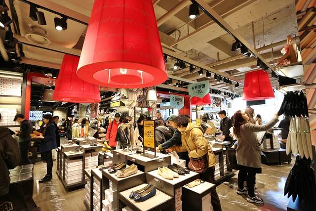 패션과 외식 브랜드를 한 데 모은 이랜드 SPA패션 복합관이 복합 쇼핑몰의 새로운 트렌드로 자리매김하고 있다. 사진은 슈펜 신촌점. /이랜드 제공