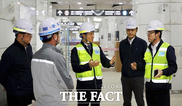 서울역과 인천공항을 잇는 마곡나루역이 이달 29일 개통될 예정인 가운데 공항철도 관계자들이 4일  건설현장 안점점검을 실시하고 있다./뉴시스