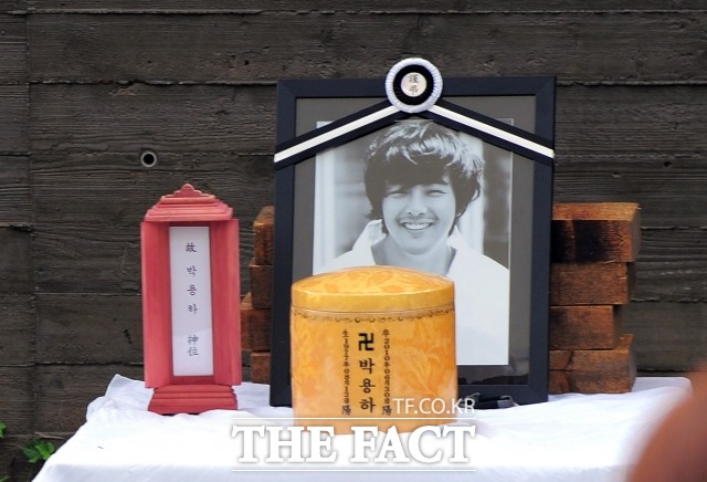 고 박용하 전 매니저가 고인의 유품을 절취하고 1년 뒤 한 아이돌 그룹의 매니저로 활동했던 일화가 공개돼 화제다. /더팩트 DB