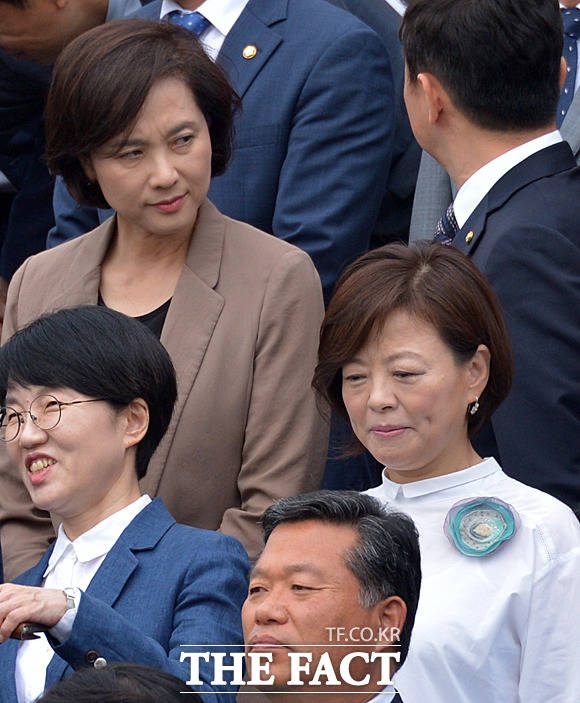 앞뒤로 나란히 선 유은혜-진선미 사회부총리 겸 교육부 장관 후보자 유은혜 더불어민주당 의원(뒷줄 왼쪽)과 여성가족부 장관 후보자 진선미 같은 당 의원(오른쪽)이 6일 서울 여의도 국회 본청 앞에서 진행된 단체기념사진 촬영에 임하고 있다. /국회=문병희 기자