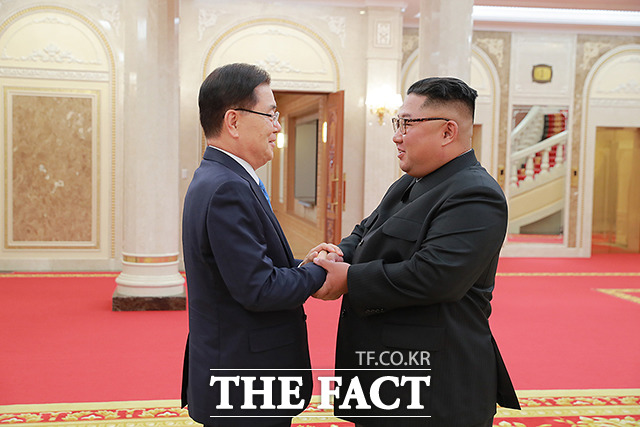 김정은 북한 국무위원장(오른쪽)이 5일 노동당 본부청사에서 정의용 청와대 국가안보실장과 손을 맞잡고 인사를 나누고 있다. /청와대 제공