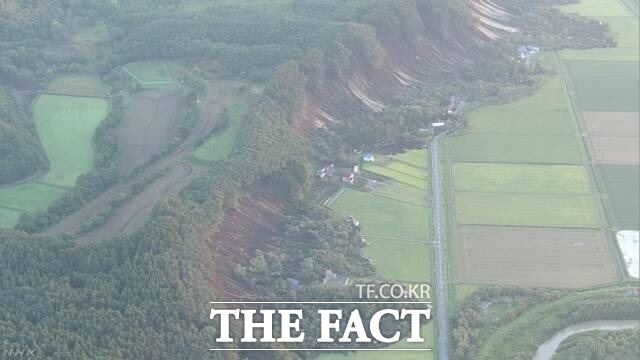 일본 홋카이도에서 6일 오전 발생한 강진으로 아비라(安平)정에서 대규모 산사태가 발생했다. /뉴시스(NHK 캡처)