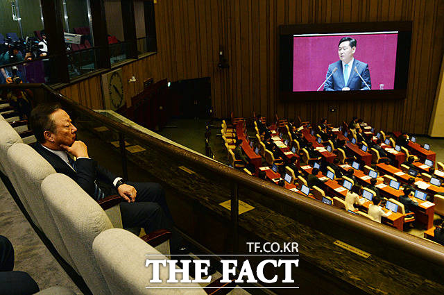 박용만 대한상의 회장이 국회 본회의장 관람석에 참석했다는 점인데 이날 김 원내대표는 박 회장에 대한 언급을 하기도 했기 때문이다. 사진은 박용만 회장의 모습./ 문병희 기자