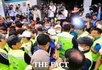[TF포토] '노량진 수산시장 강제집행' 충돌하는 상인들과 집행관계자