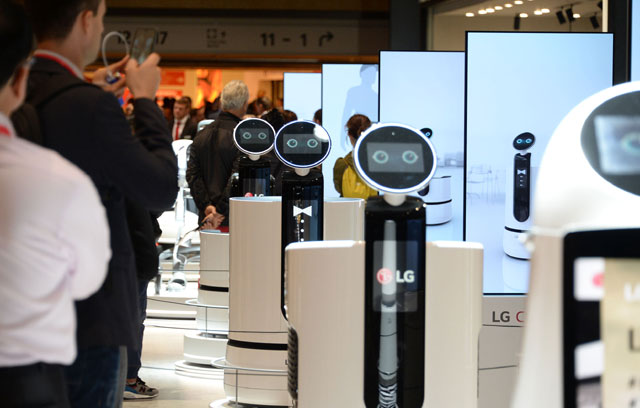 IFA 2018 LG전자 전시장을 찾은 관람객들이 다양한 클로이 로봇 제품을 살펴보고 있다. /LG전자 제공