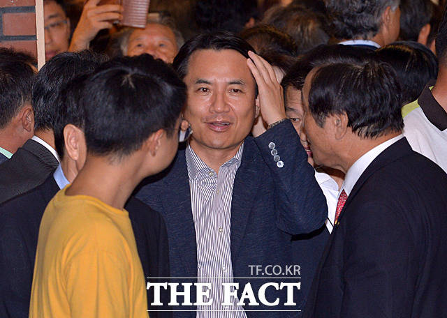 황교안 전 국무총리 수필집 ‘황교안의 답’ 출판기념회에 참석한 김진태 자유한국당 의원