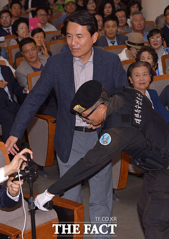 그의 등에 보이는 대한특수경호단