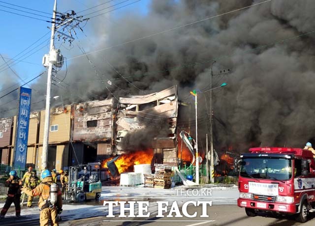 인천 서구 석남동 한 가구 창고에서 화재가 발생했다. 현재 소방당국은 경보령인 대응 3단계를 발령했다. /인천=뉴시스