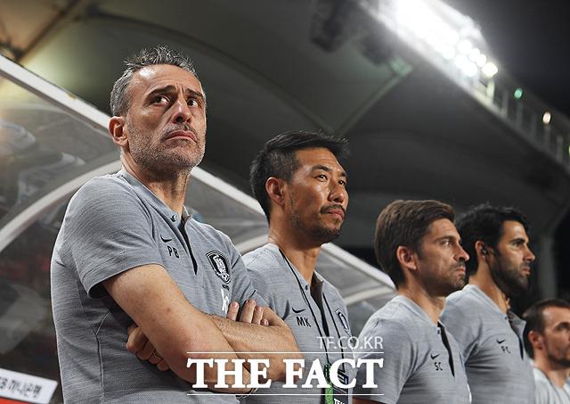 벤투(맨 왼쪽) 감독이 한국-코스타리카 경기에서 태극전사들을 지켜보고 있다. /고양=배정한 기자