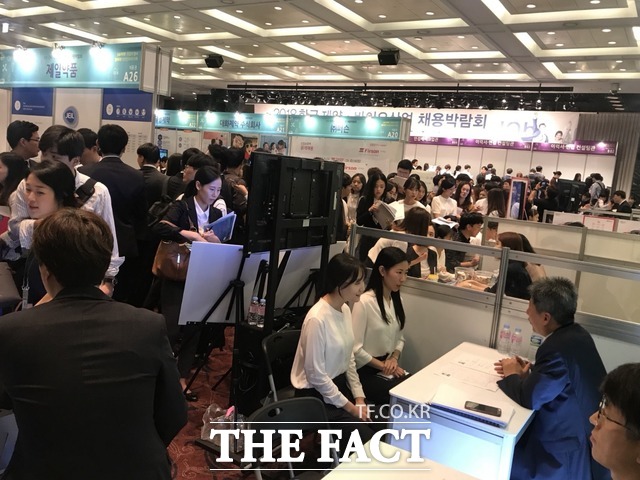 7일 여의도 중소기업중앙회에서 개최한 2018 한국 제약·바이오산업 채용박람회에서는 총 47개 제약·바이오 기업이 채용부스를 운영하고 구직자들을 만났다. /김서원 인턴기자