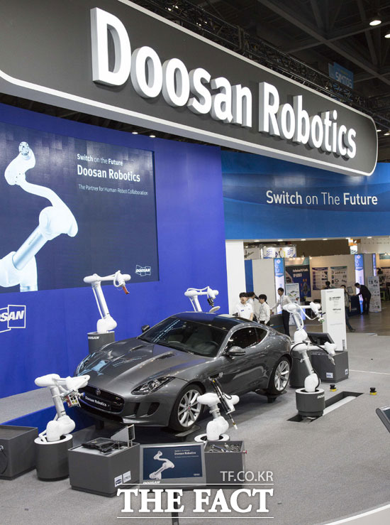 두산로보틱스가 지난 4월 일산 킨텍스에서 열린 SIMTOS 2018에 참가해 협동로봇의 작업 시연을 하고 있다. /두산로보틱스 제공