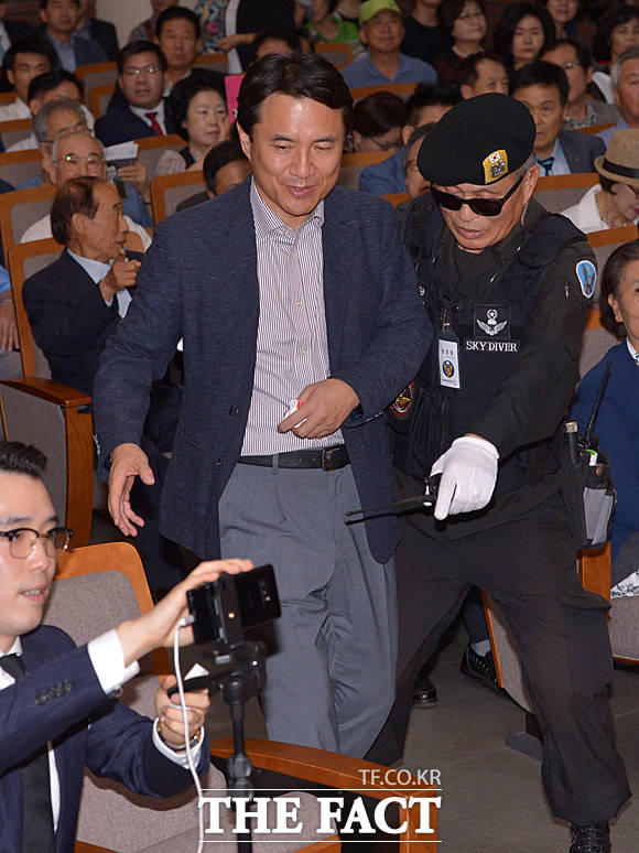 그리고 맨 앞자리 빈자리로 안내