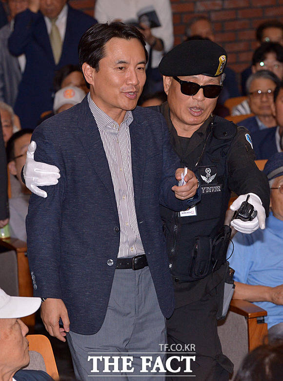 행사장 뒤에서 누군가에 이끌려 이동하는데