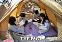 [TF포토] 서울북페스티벌 개최, '텐트에서 독서해요'