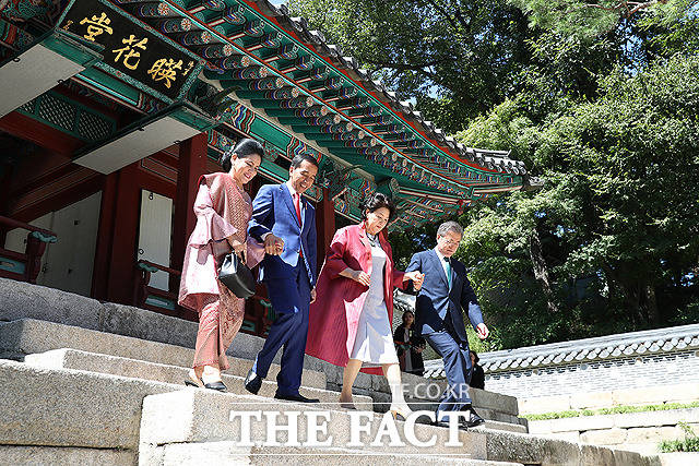문재인 대통령(오른쪽)과 조코 위도도 인도네시아 대통령(왼쪽 두번째)이 10일 서울 종로구 창덕궁 영화당 계단을 내려오며 부인의 손을 잡아주고 있다. / 청와대 제공