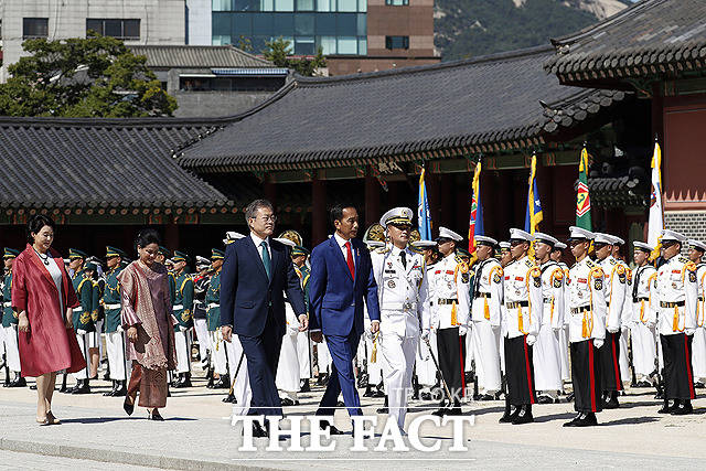 국군 의장대 사열 받는 문재인 대통령과 부인 김정숙 여사, 조코 위도도 인도네시아 대통령 내외