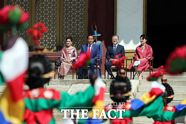 궁중무용 가인전목단을 관람하는 문재인 대통령 내외와 조코 위도도 인도네시아 대통령 내외