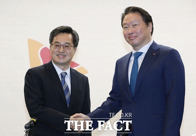 SK그룹은 최태원 회장(오른쪽)이 지난 3월 김동연 경제부총리 겸 기획재정부 장관과 가진 혁신성장 현장소통 간담회 이후 대규모 투자 및 고용 계획을 발표한 바 있다. /뉴시스